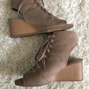 LACE UP WEDGES